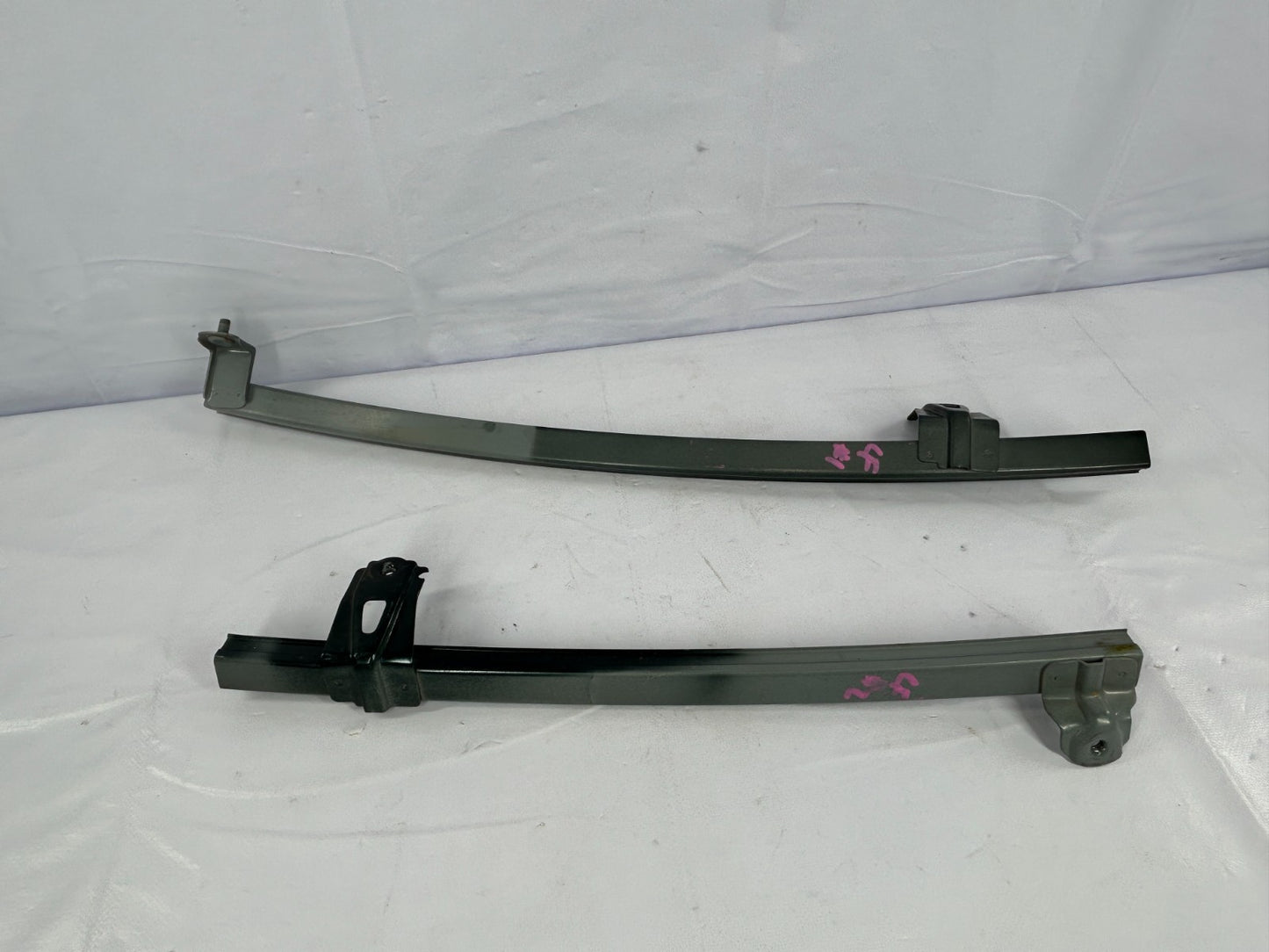 96-02 Toyota 4Runner Front Left Door Window Glass Guide Rail Track 67402-35040
