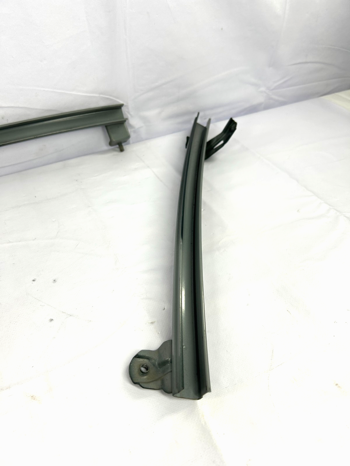 96-02 Toyota 4Runner Front Right Door Window Glass Guide Rail Track 67401-35030