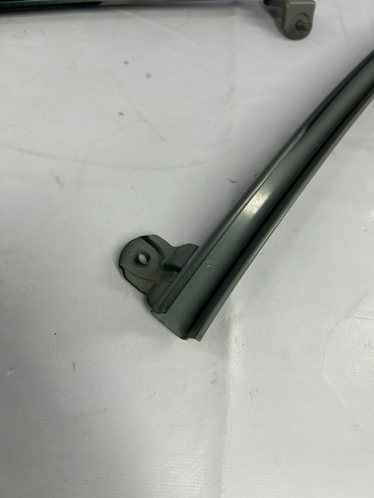 96-02 Toyota 4Runner Front Right Door Window Glass Guide Rail Track 67401-35030