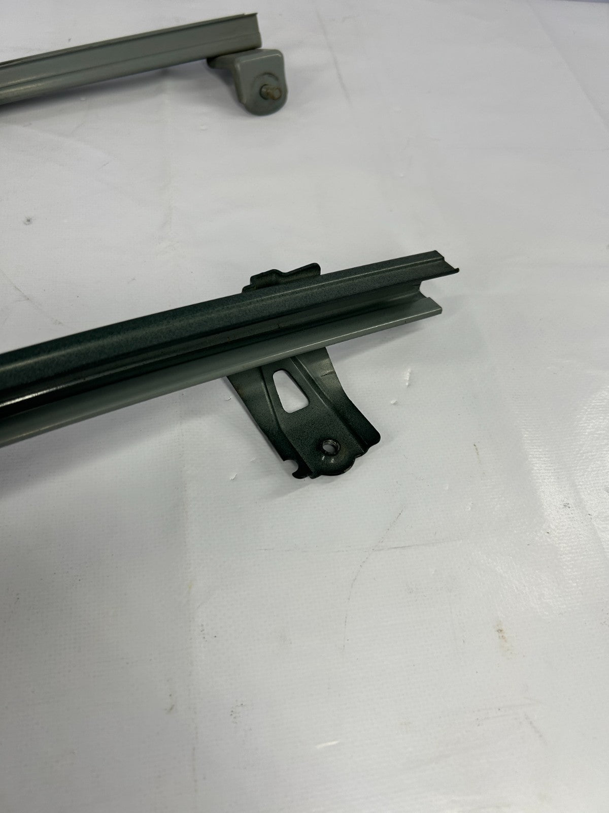 96-02 Toyota 4Runner Front Right Door Window Glass Guide Rail Track 67401-35030