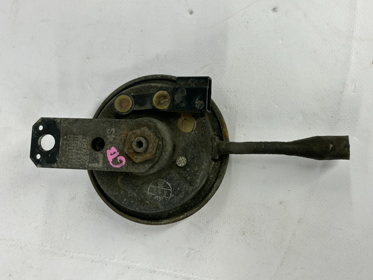 1991-1998 Toyota 4Runner Pickup Low Pitch Note Horn OEM 86520-35050