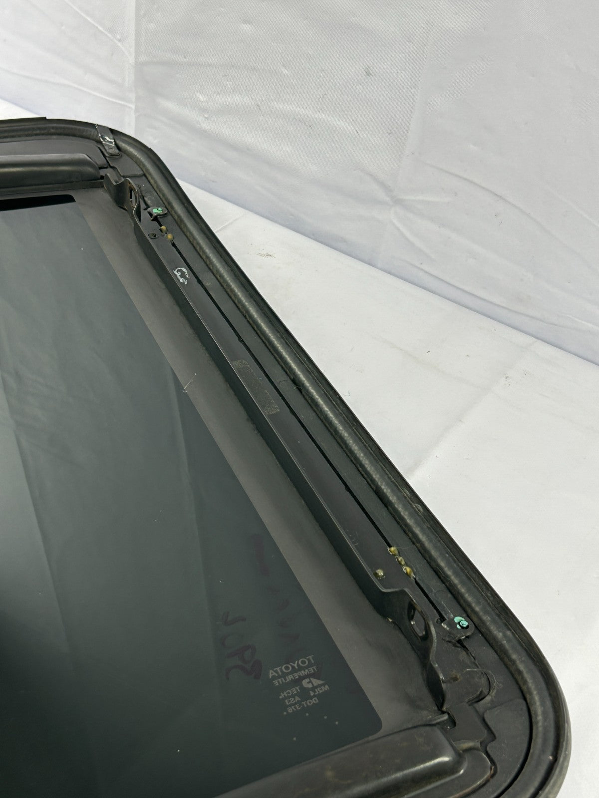 2003-2006 Toyota Tundra Sunroof Moonroof Roof Window Glass OEM 63201-0C010