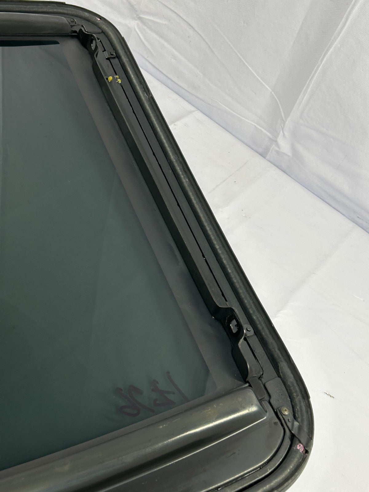 01-07 Toyota Sequoia Tundra Sunroof Moonroof Roof Window Glass OEM 63201-0C010