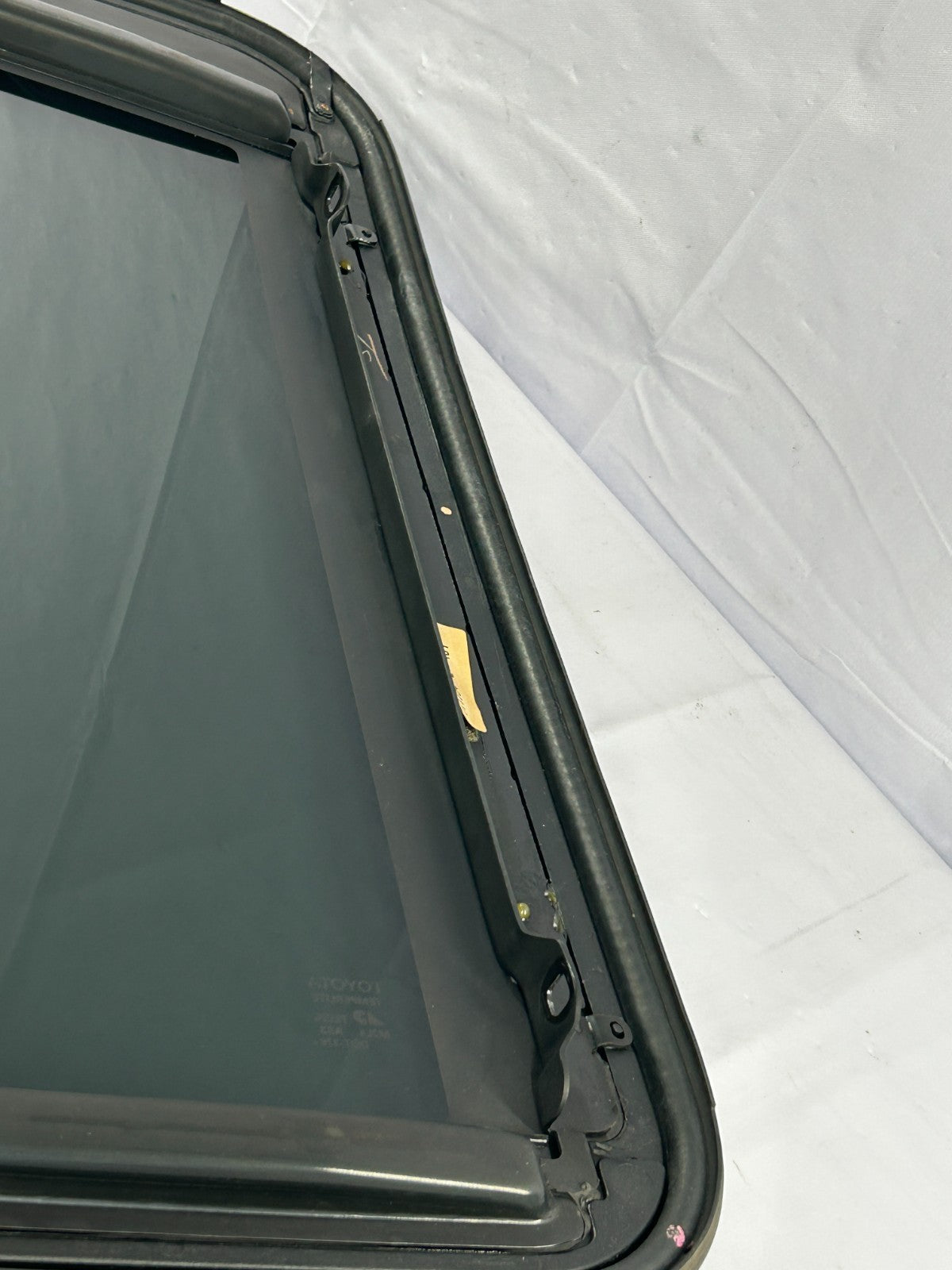 01-07 Toyota Sequoia Tundra Sunroof Moonroof Roof Window Glass OEM 63201-0C010