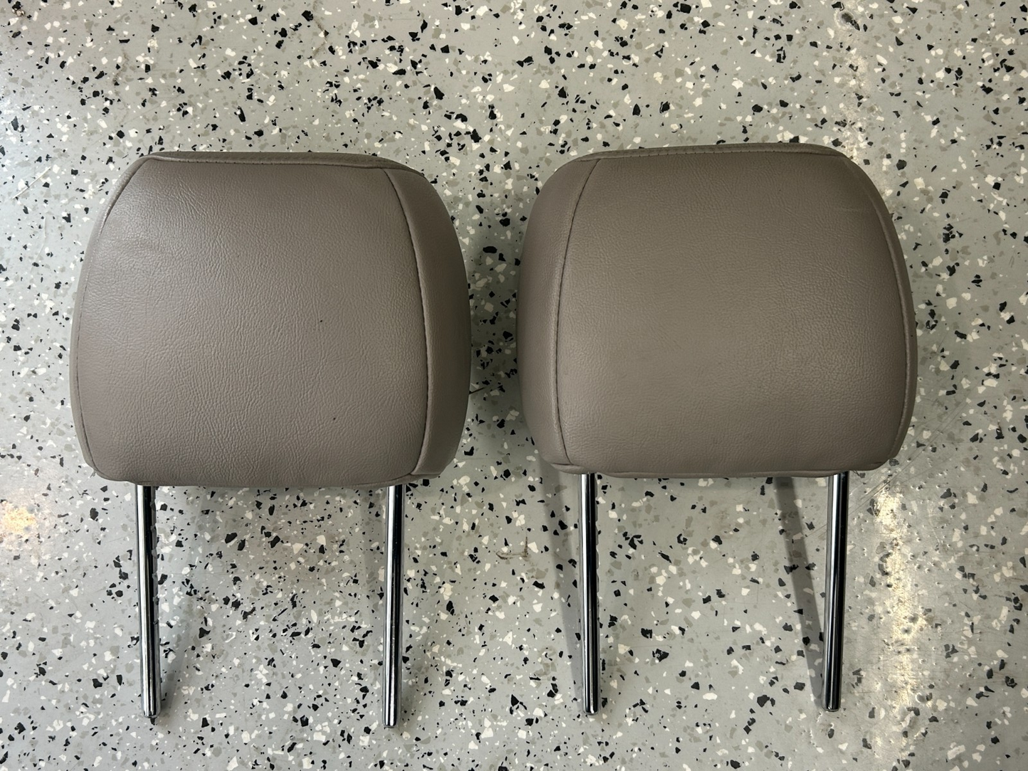 2004-2007 Toyota Sequoia Front Left/Right Headrest Head Rest Gray Leather OEM