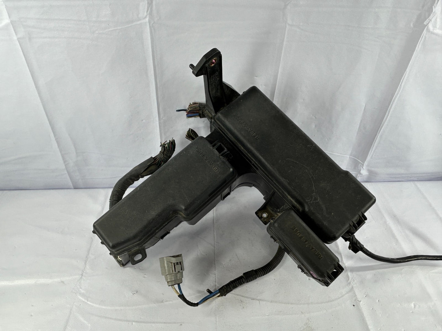 04-07 Toyota Sequoia Engine Compartment Fuse Box Junction Relay OEM 82720-0C012
