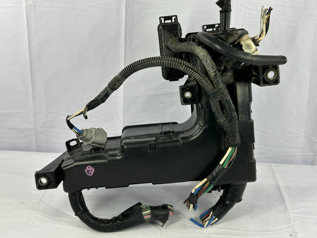 04-07 Toyota Sequoia Engine Compartment Fuse Box Junction Relay OEM 82720-0C012