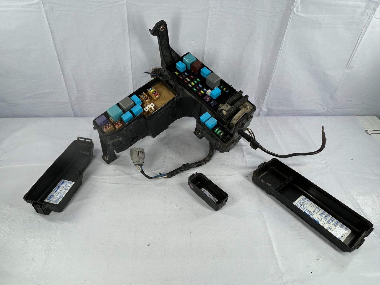 04-07 Toyota Sequoia Engine Compartment Fuse Box Junction Relay OEM 82720-0C012