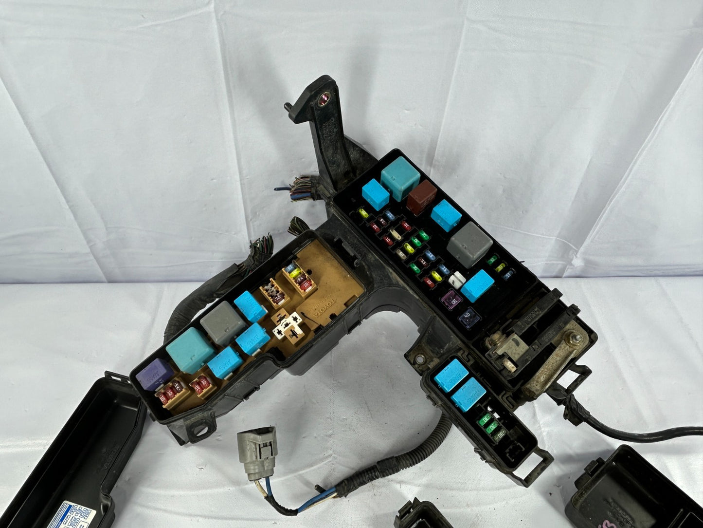 04-07 Toyota Sequoia Engine Compartment Fuse Box Junction Relay OEM 82720-0C012