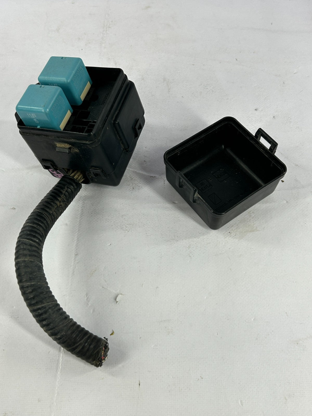2004-2007 Toyota Sequoia Rear Heater Engine Fuse Relay Box OEM 90080-87025