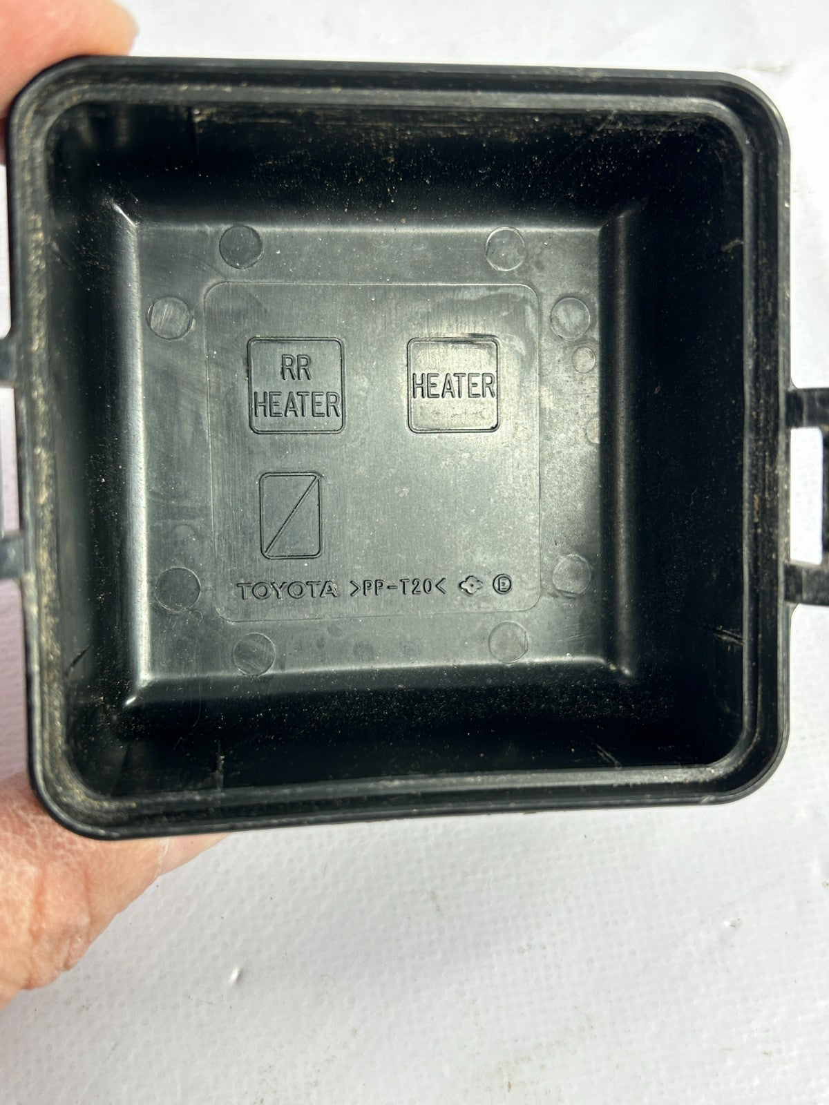 2004-2007 Toyota Sequoia Rear Heater Engine Fuse Relay Box OEM 90080-87025