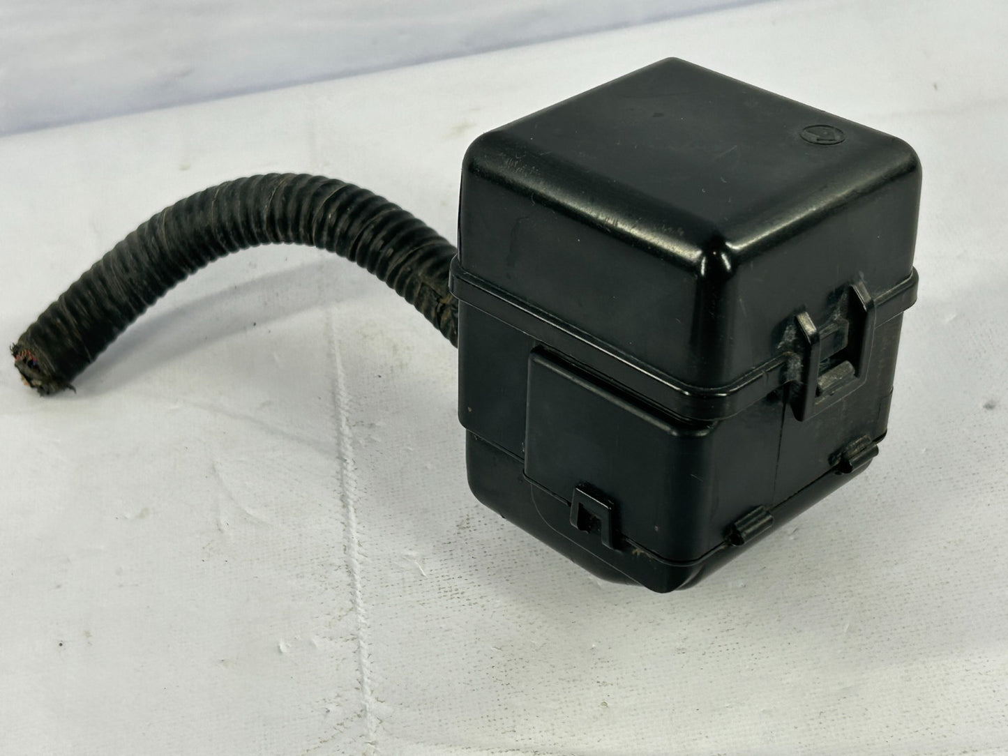 2004-2007 Toyota Sequoia Rear Heater Engine Fuse Relay Box OEM 90080-87025
