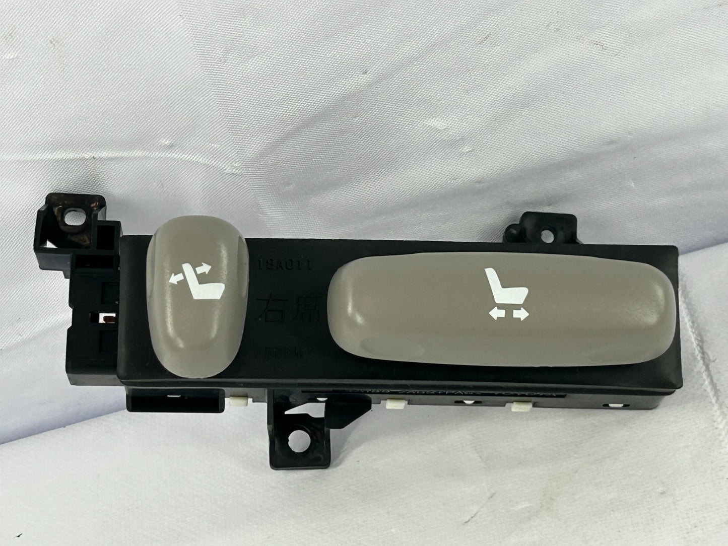 04-07 Toyota Sequoia Front Right Passenger Side Power Seat Switch 84922-60130