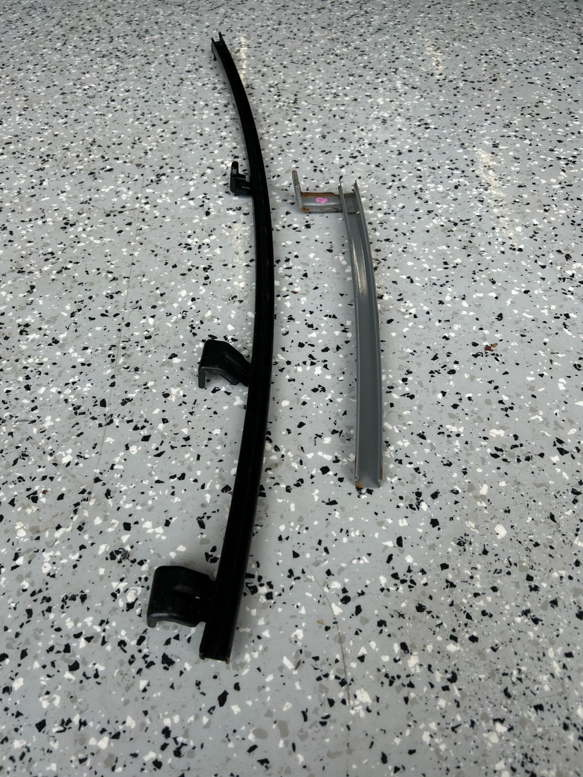 2014-2018 Subaru Forester Front Right Passenger Side Window Guide OEM 61240SG101
