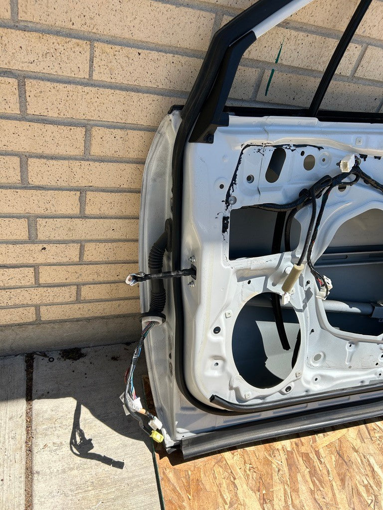 2014-2018 Subaru Forester Right Front Door Shell White Satin Pearl 37J
