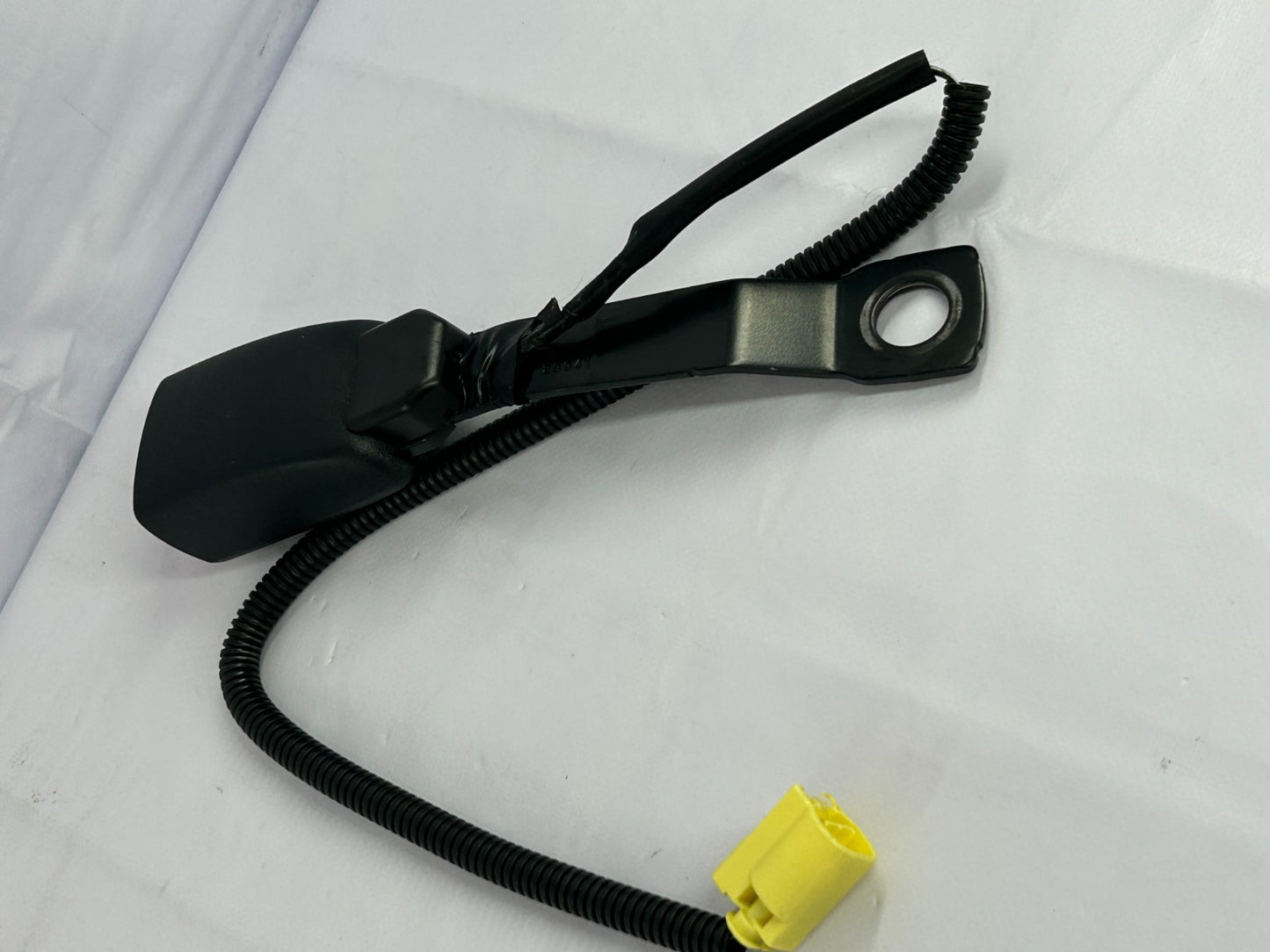 2014-2018 Subaru Forester Front Right Seat Belt Receiver Buckle OEM 64631SG000VH