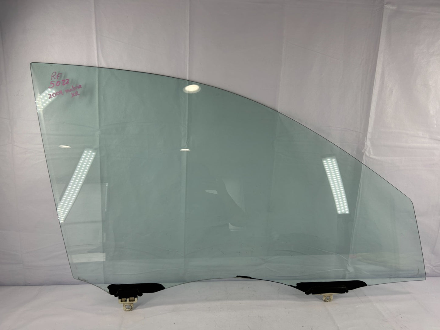2003-2005 Toyota Matrix Front Passenger Side Door Window Glass OEM 68101-02170