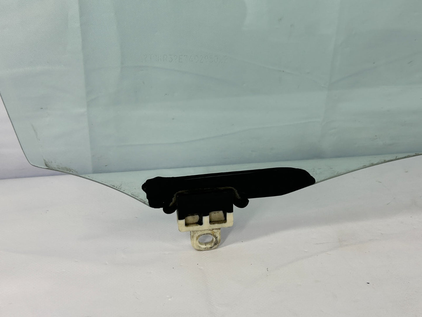 2003-2005 Toyota Matrix Front Passenger Side Door Window Glass OEM 68101-02170