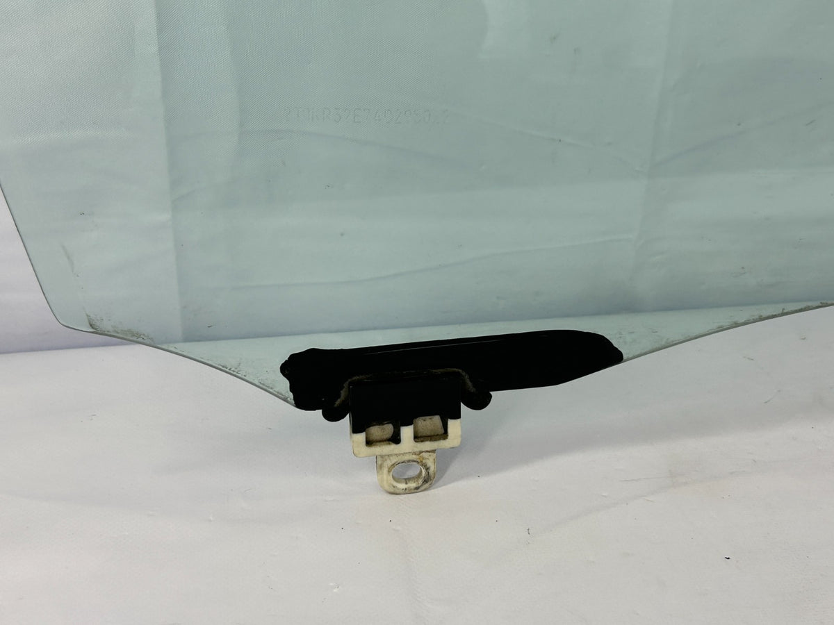 2003-2005 Toyota Matrix Front Passenger Side Door Window Glass OEM 68101-02170