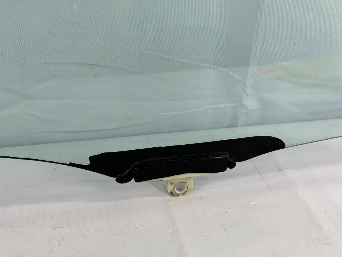 2003-2005 Toyota Matrix Front Passenger Side Door Window Glass OEM 68101-02170