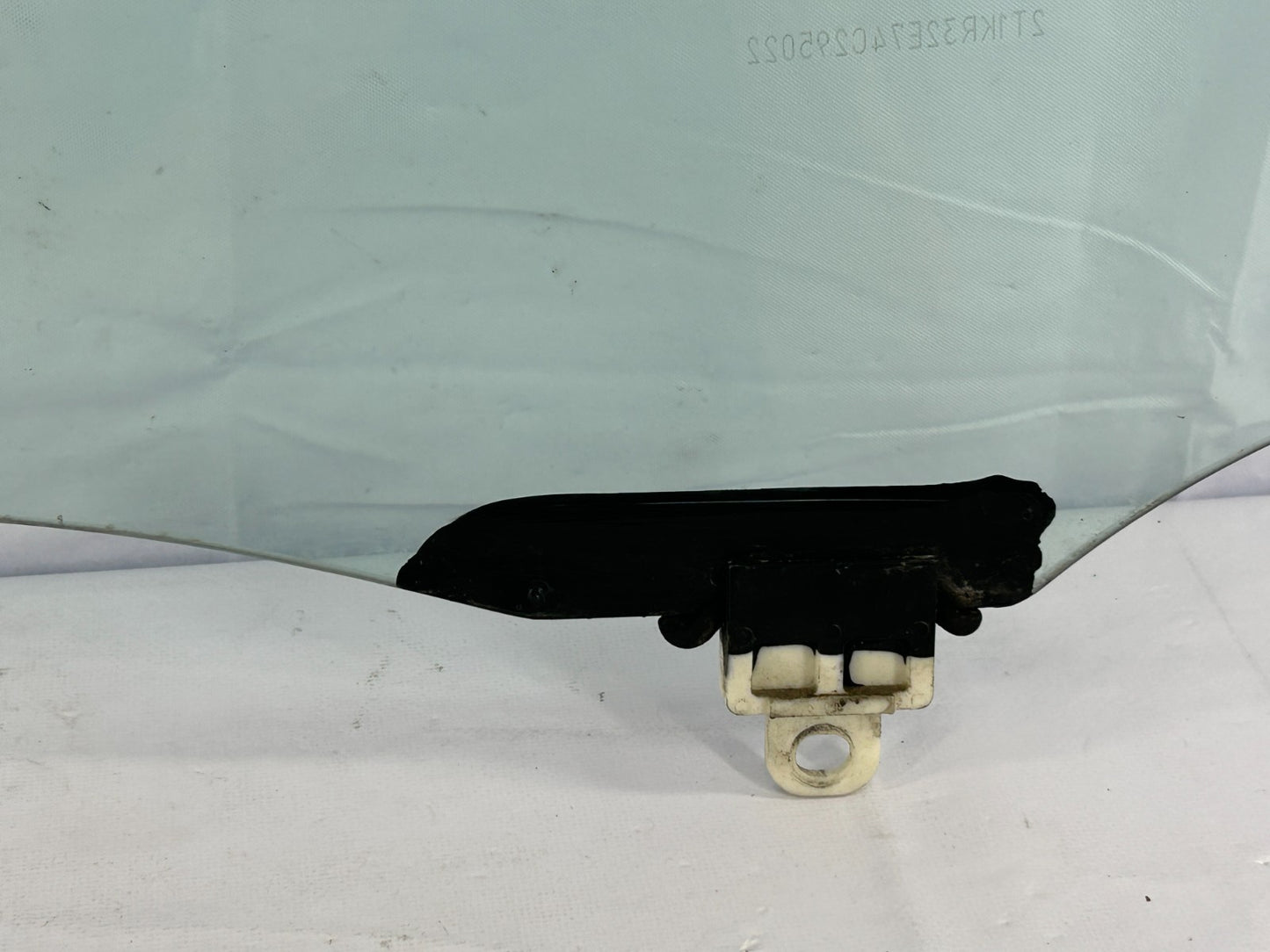 2003-2005 Toyota Matrix Front Passenger Side Door Window Glass OEM 68101-02170