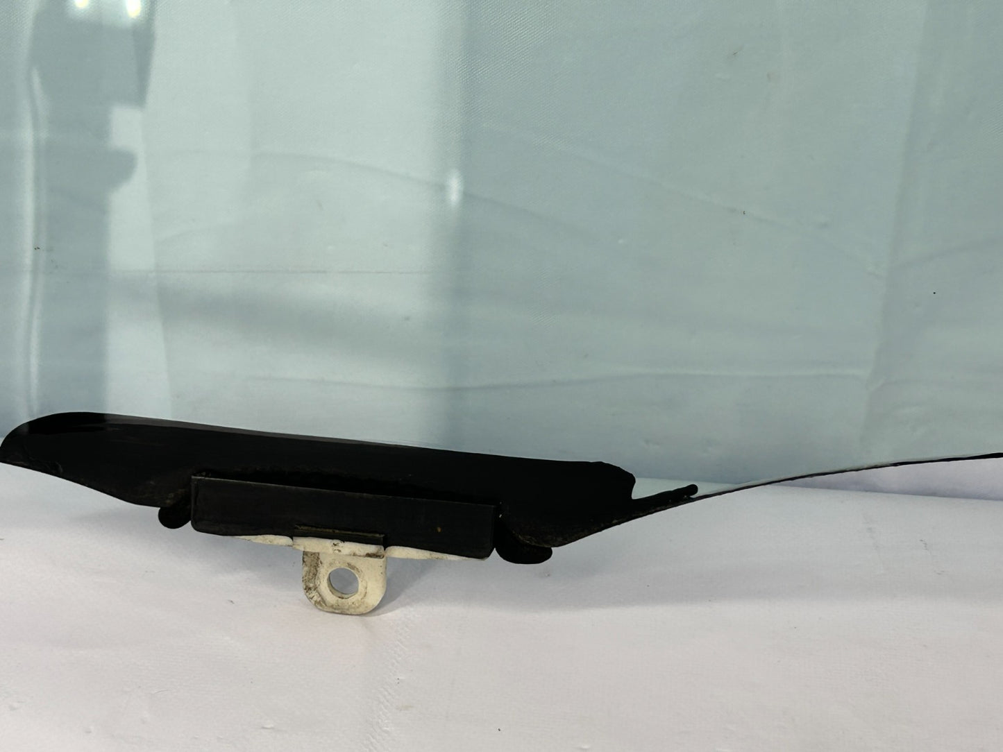 2003-2005 Toyota Matrix Front Passenger Side Door Window Glass OEM 68101-02170