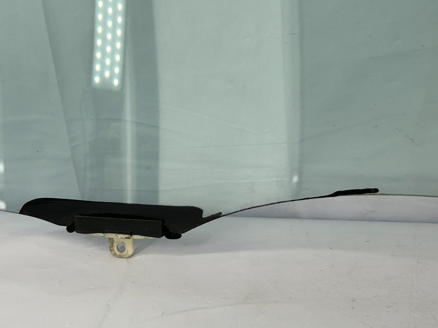 2003-2005 Toyota Matrix Front Passenger Side Door Window Glass OEM 68101-02170