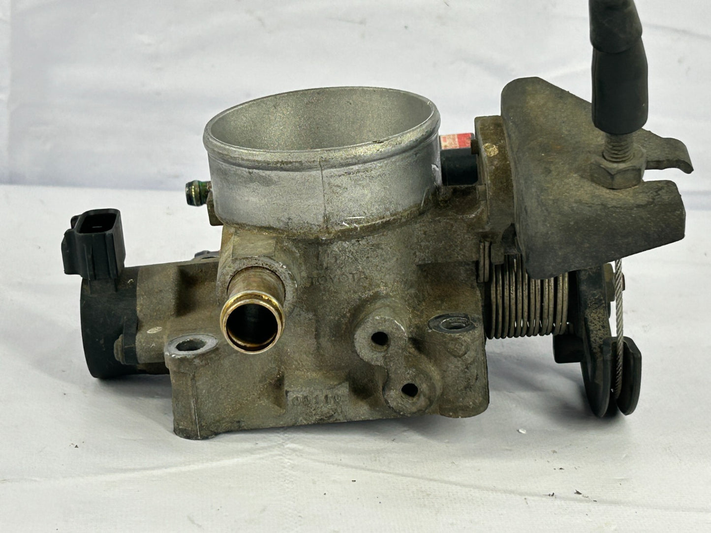 2003-2005 Toyota Matrix 1.8L Throttle Body Valve Assembly OEM 22210-22170