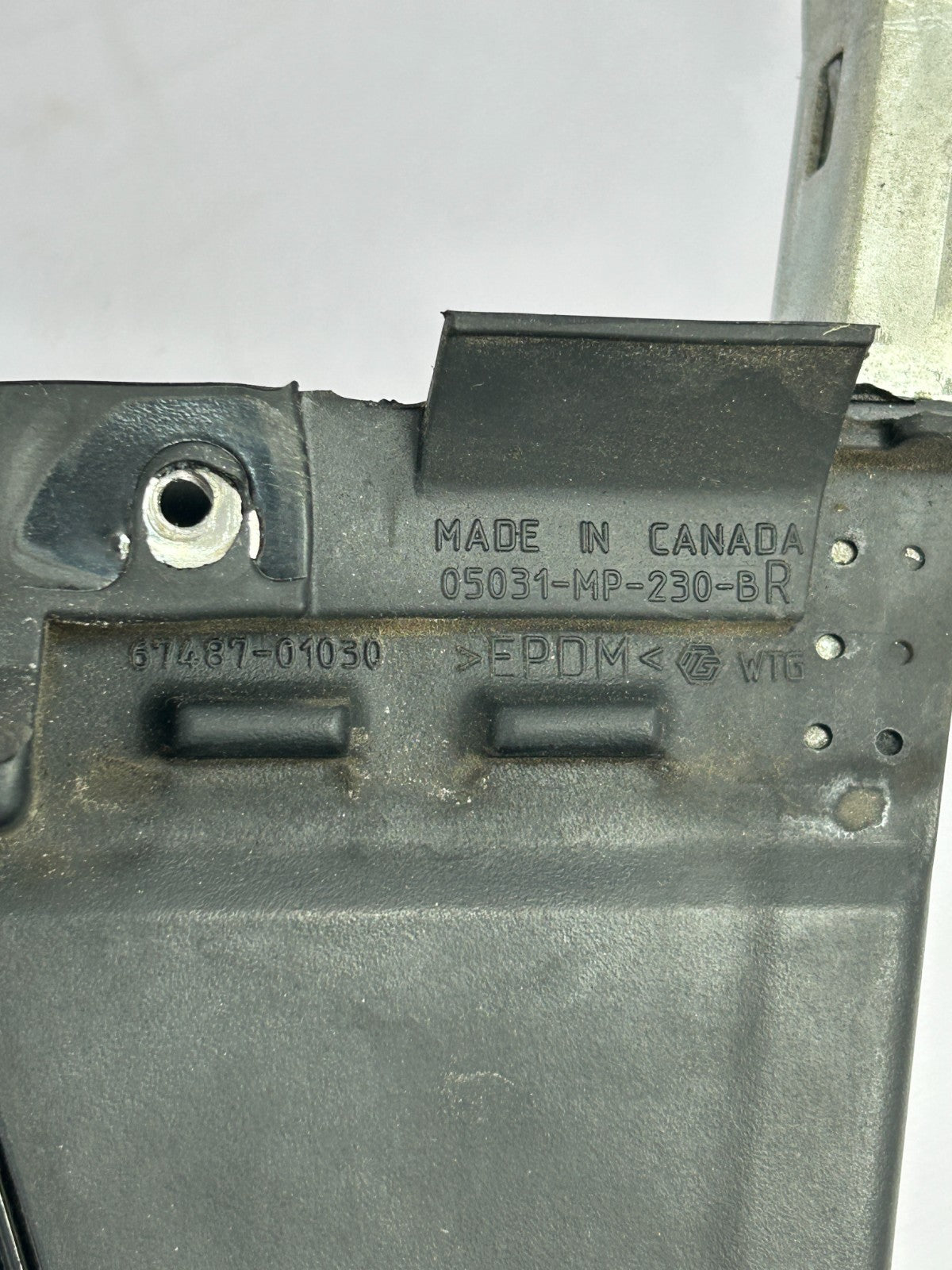 2003-2008 Toyota Matrix Rear Right Side Door Division Bar Seal OEM 67487-01030