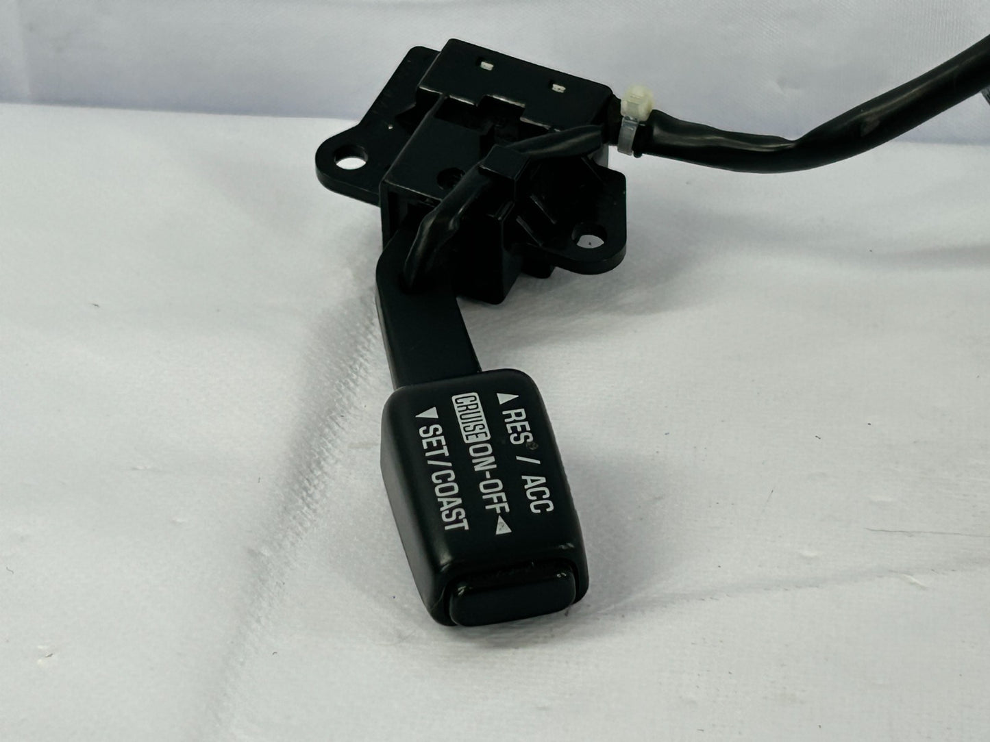 2003-2005 Toyota Matrix Cruise Control Main Switch Assembly OEM 84630-02040