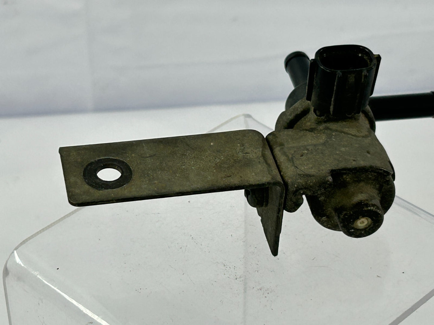 2003-2006 Toyota Matrix Vacuum Switching Valve Assembly OEM 25860-22100