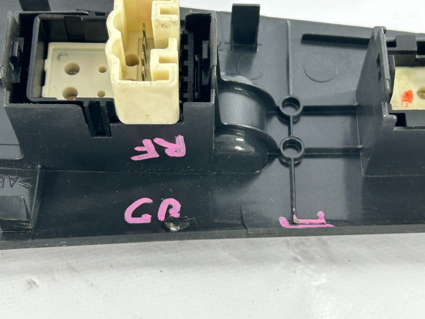 03-08 Toyota Matrix Front Right Power Window Switch Assembly OEM 74231-01030