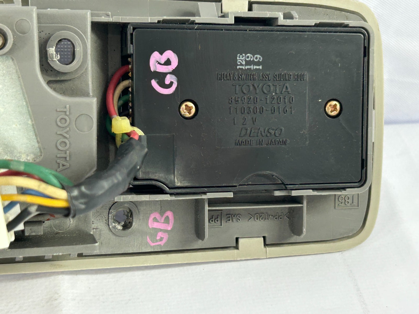 03-08 Toyota Matrix Overhead Dome Light Sunroof Switch Gray OEM 81260-12120-B0