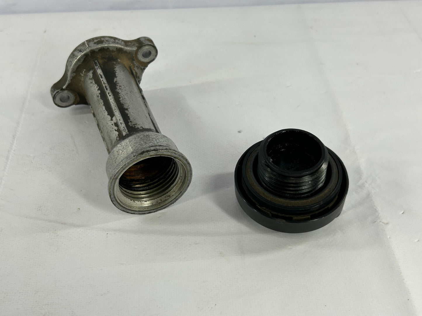 2000-2005 Toyota Tundra Engine Oil Filler Cap Sub-Assembly OEM 12180-50031