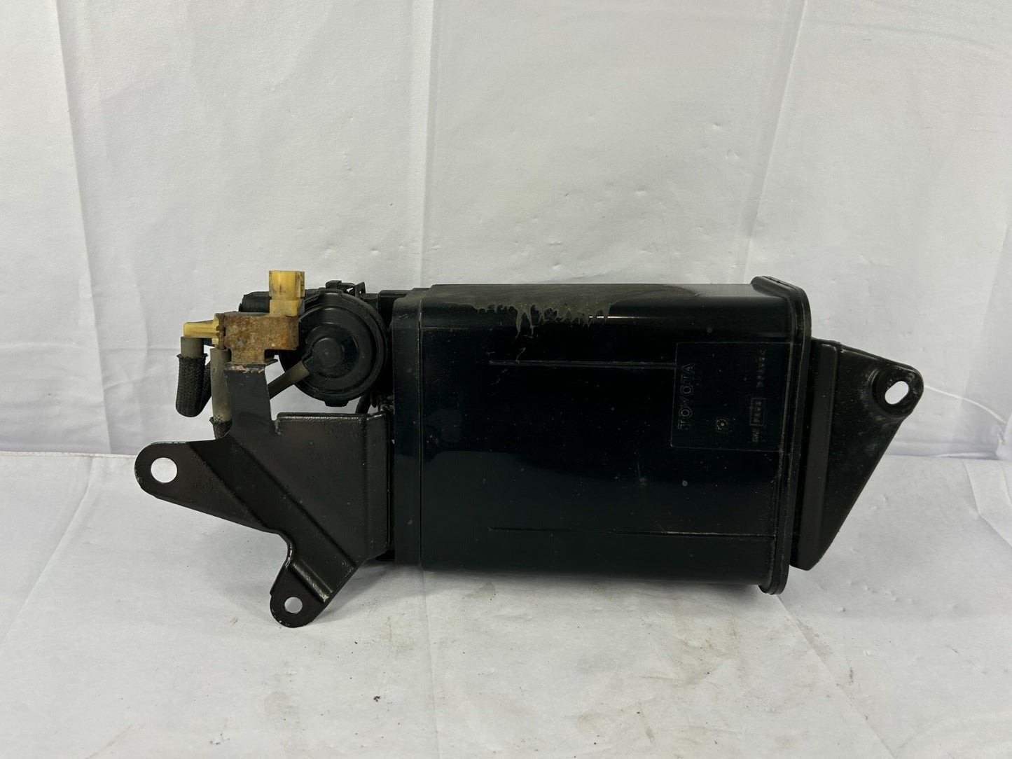2003-2005 Toyota Matrix Fuel Vapor Charcoal Canister Assembly OEM 77740-02121