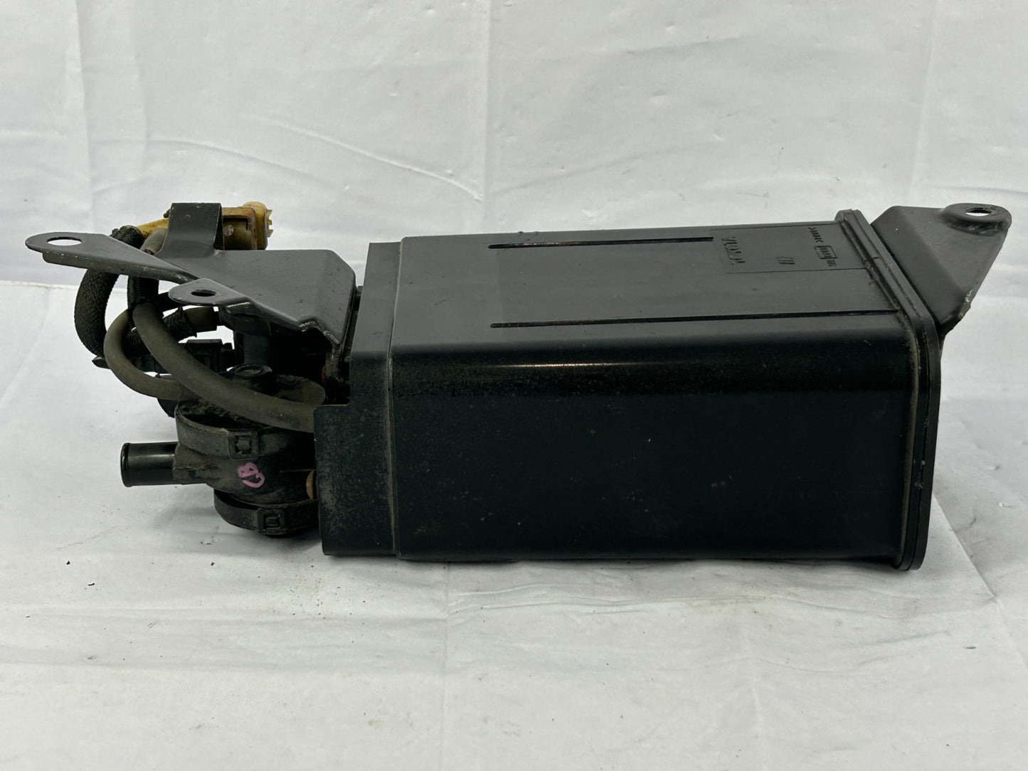 2003-2005 Toyota Matrix Fuel Vapor Charcoal Canister Assembly OEM 77740-02121