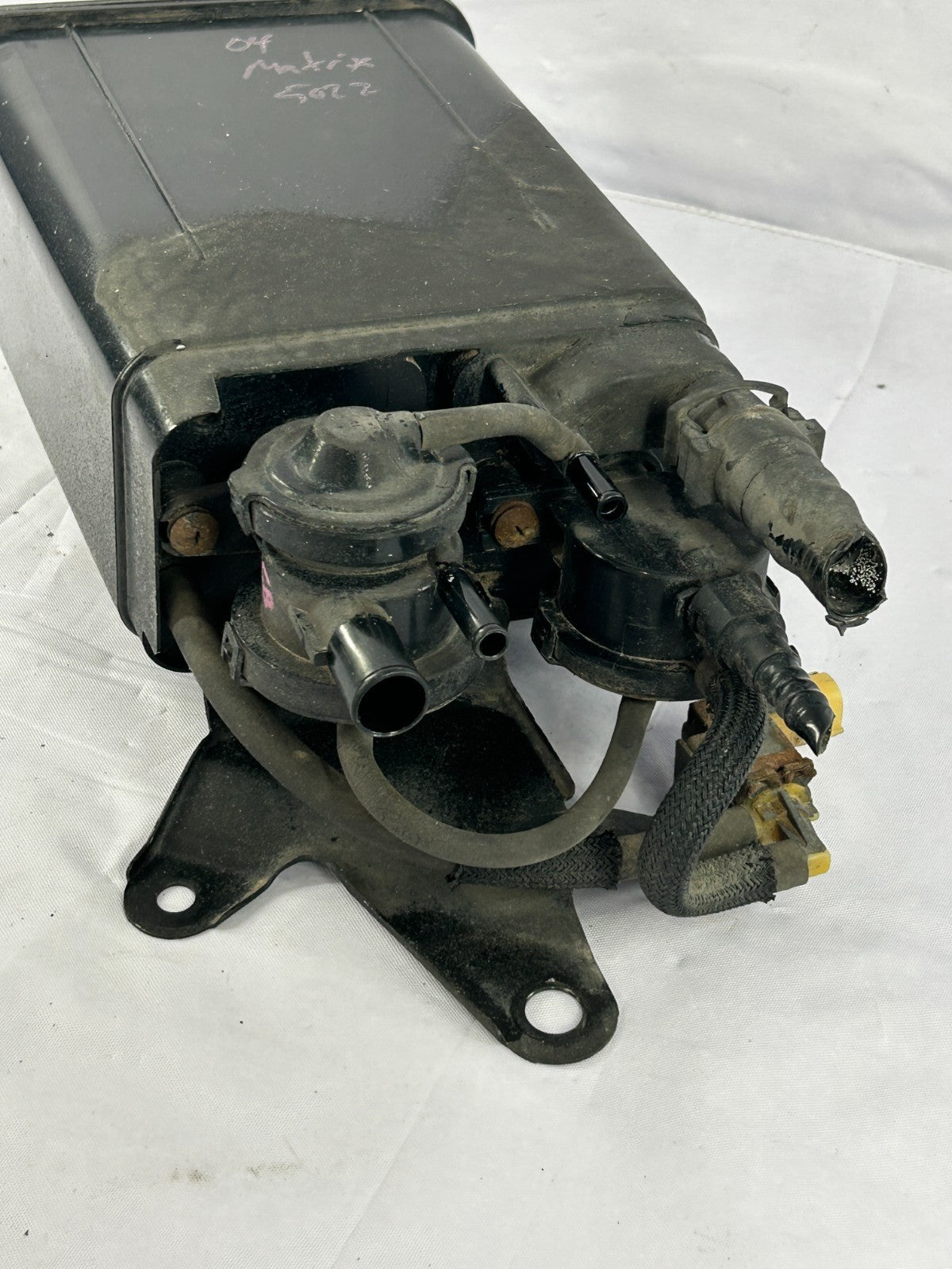 2003-2005 Toyota Matrix Fuel Vapor Charcoal Canister Assembly OEM 77740-02121