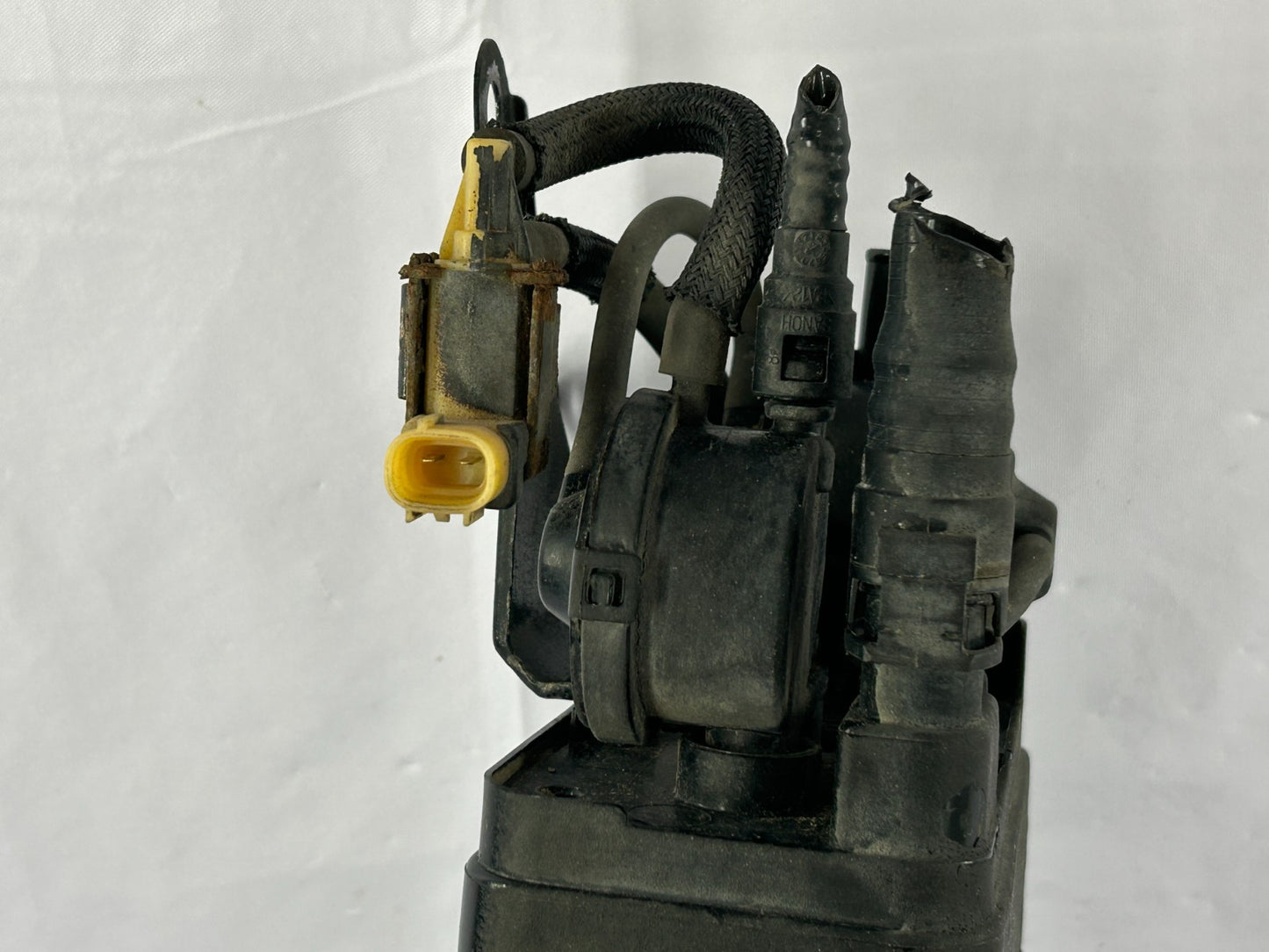 2003-2005 Toyota Matrix Fuel Vapor Charcoal Canister Assembly OEM 77740-02121