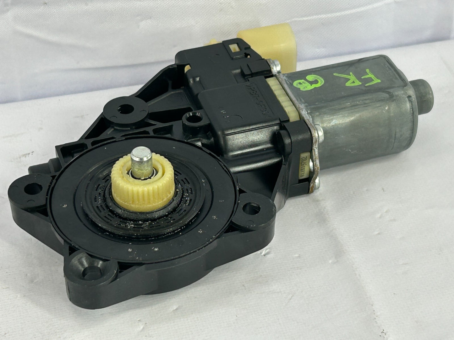 08-14 Mini Cooper Clubman Front Right Window Regulator Motor OEM ⁠ 67622757044