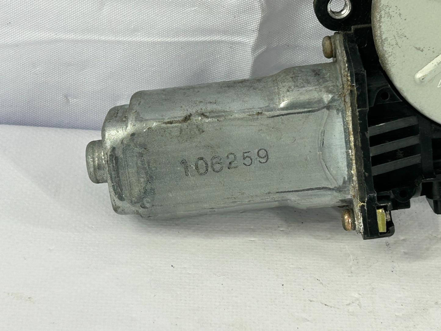 02-07 Subaru Impreza Front Right Door Power Window Motor OEM 61188FE022