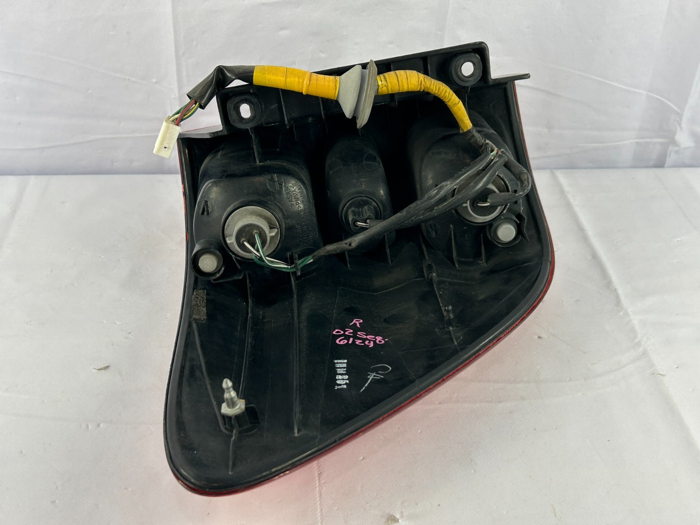 01-04 Toyota Sequoia Right Side Quarter Panel Tail Light Lamp OEM 81550-0C020
