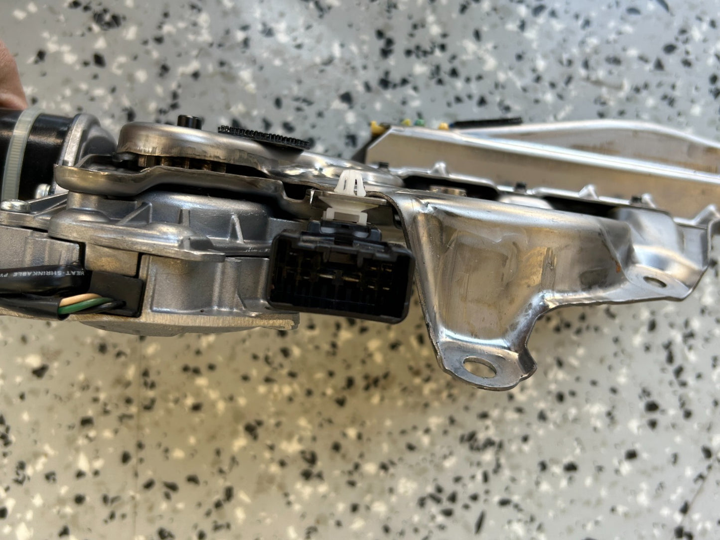 2006-2008 Lexus RX400H Rear Tailgate Power Lift Actuator Motor OEM 68910-0E014