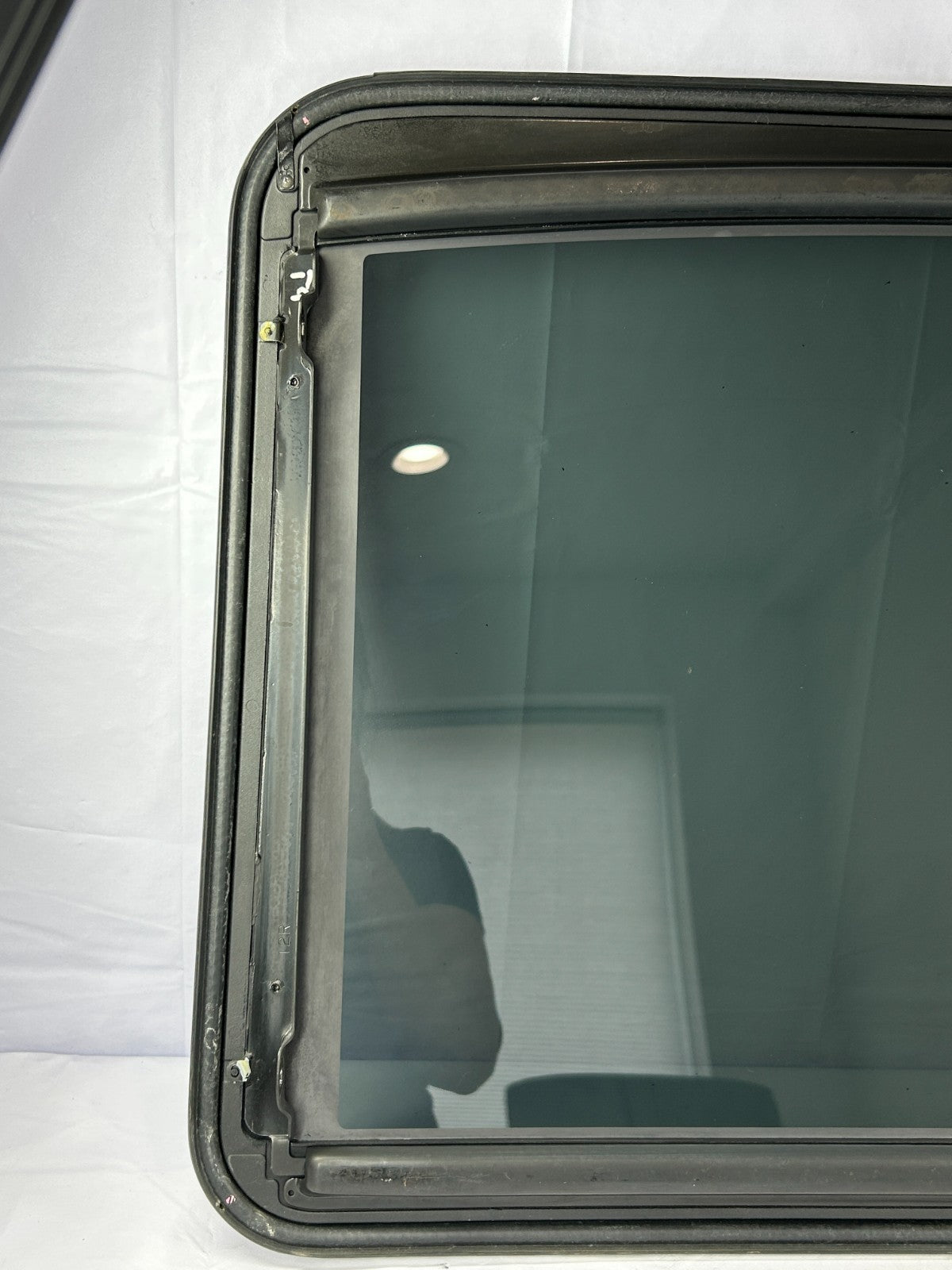 01-07 Toyota Sequoia Sunroof Sun Roof Moon Roof Sliding Glass OEM 63201-0C010