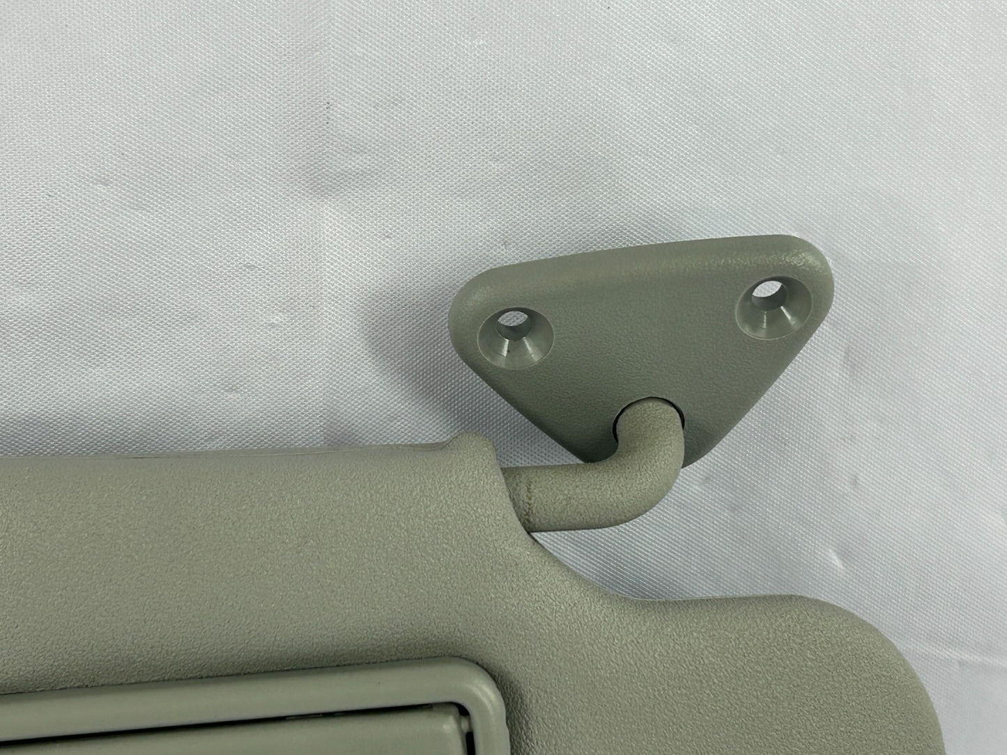 07-09 Mitsubishi Outlander Right Passenger Side Sun Visor Gray OEM 7620A054HA
