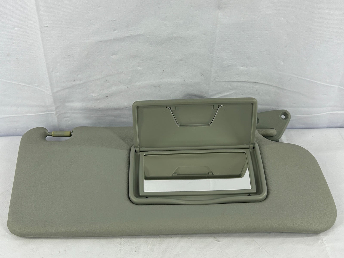 07-09 Mitsubishi Outlander Right Passenger Side Sun Visor Gray OEM 7620A054HA
