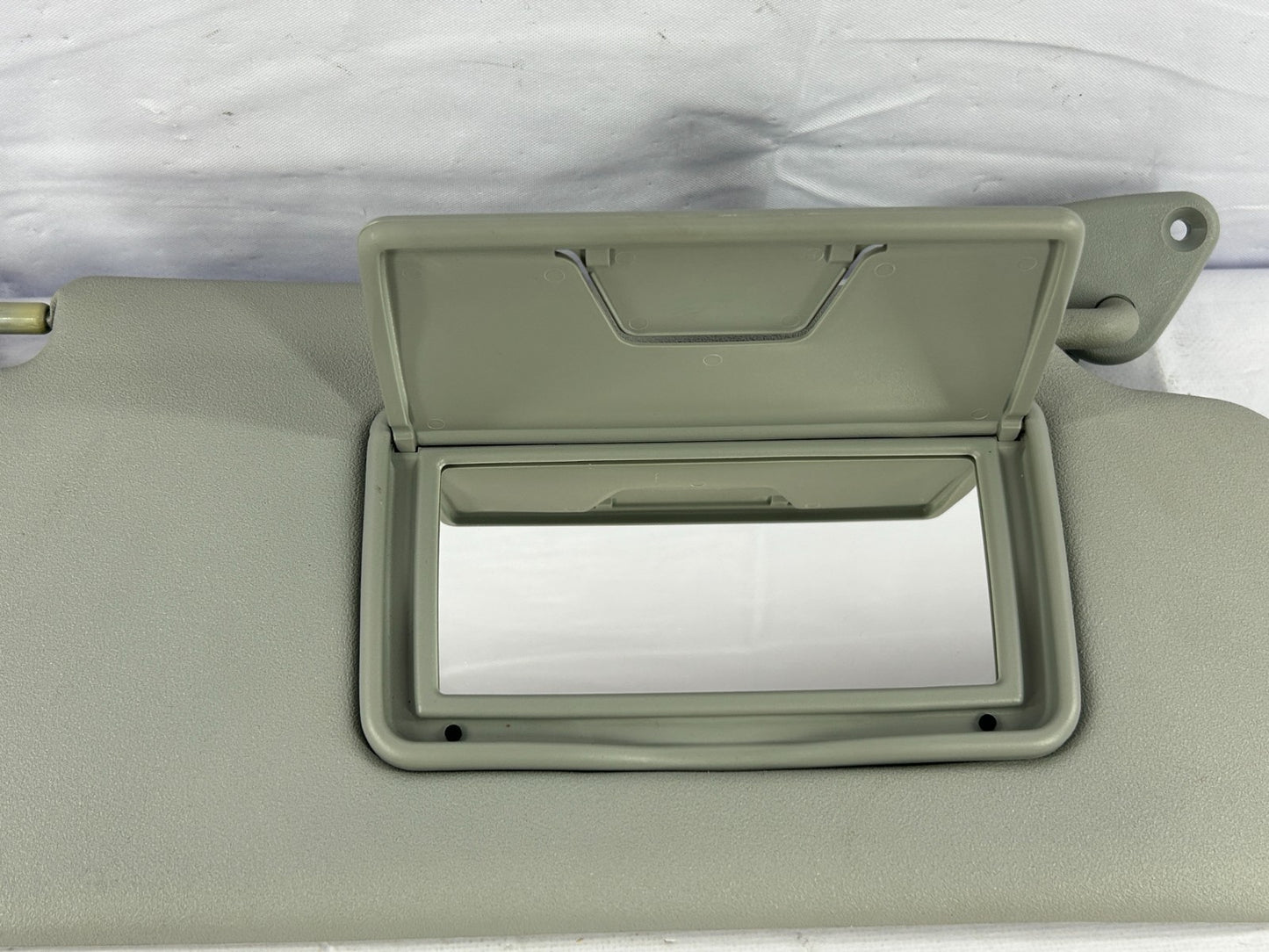 07-09 Mitsubishi Outlander Right Passenger Side Sun Visor Gray OEM 7620A054HA