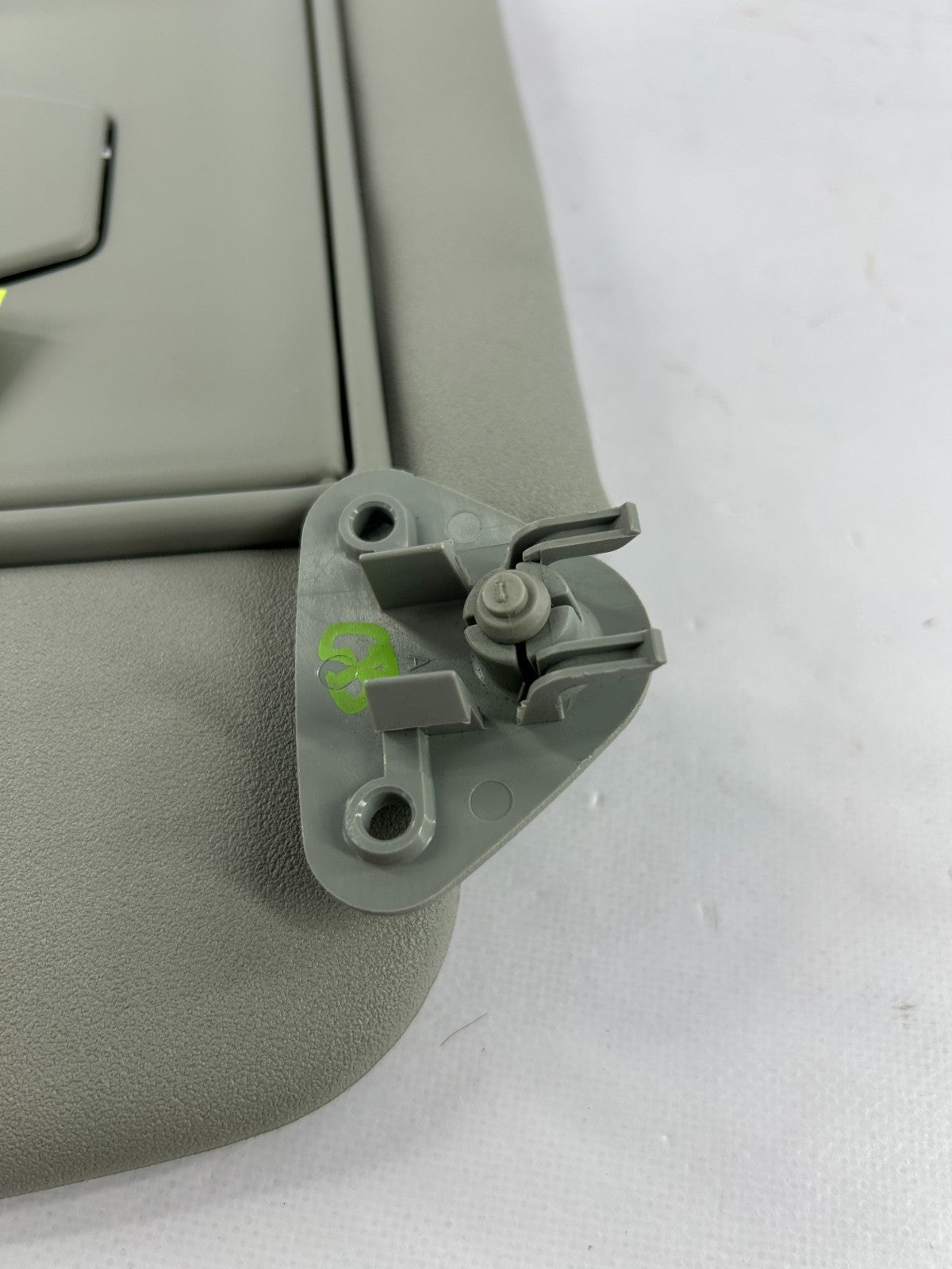 07-09 Mitsubishi Outlander Right Passenger Side Sun Visor Gray OEM 7620A054HA