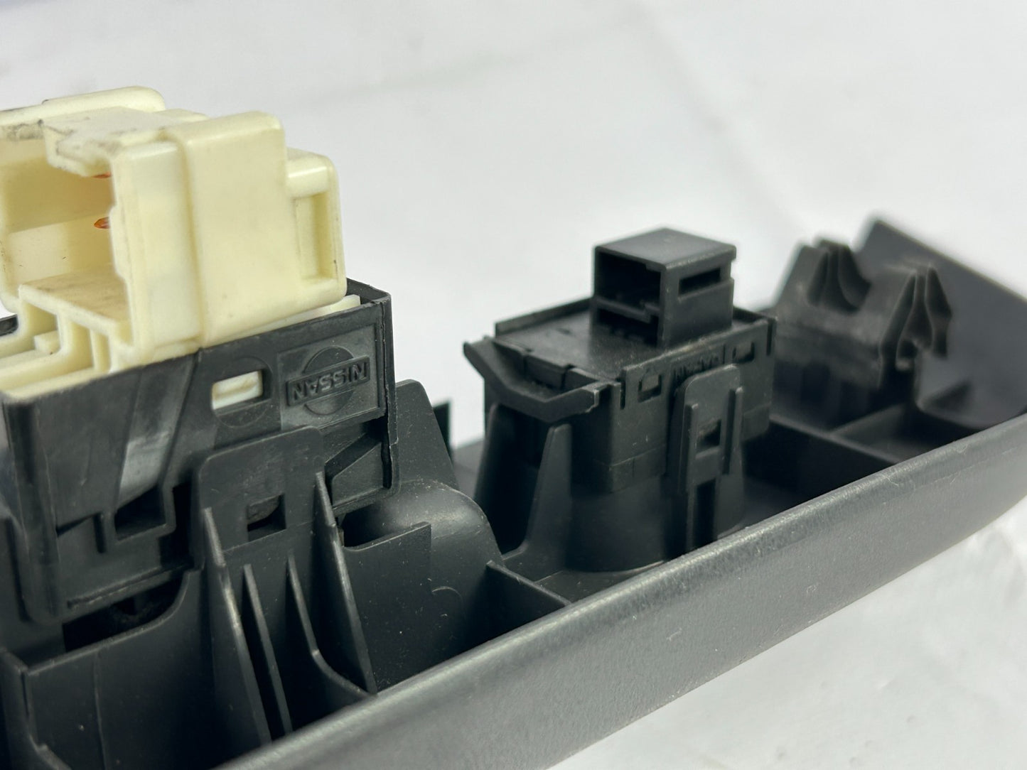 96-99 Nissan Pathfinder Front Right Power Window Switch & Bezel OEM 80960-0W212