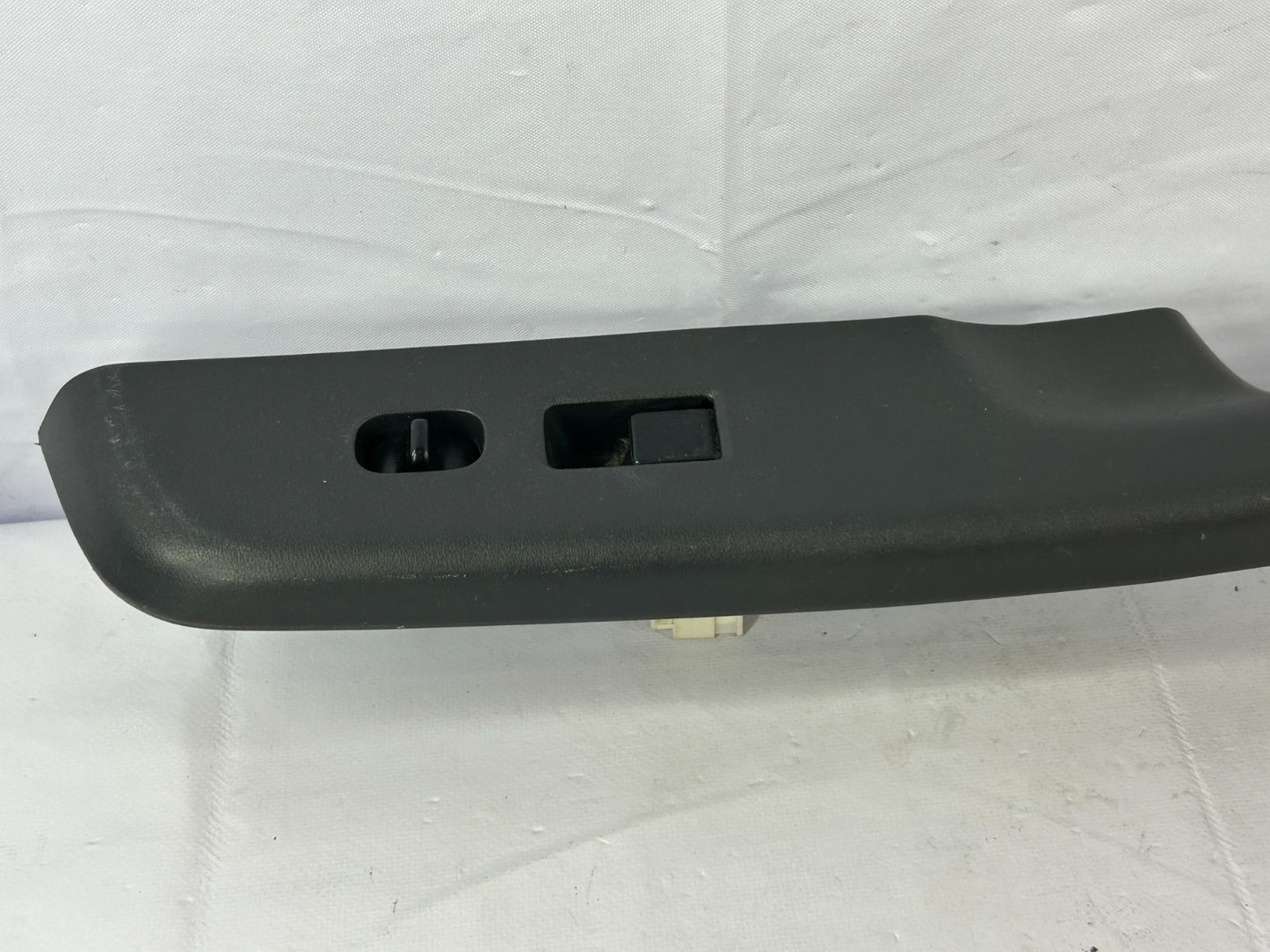 96-99 Nissan Pathfinder Front Right Power Window Switch & Bezel OEM 80960-0W212