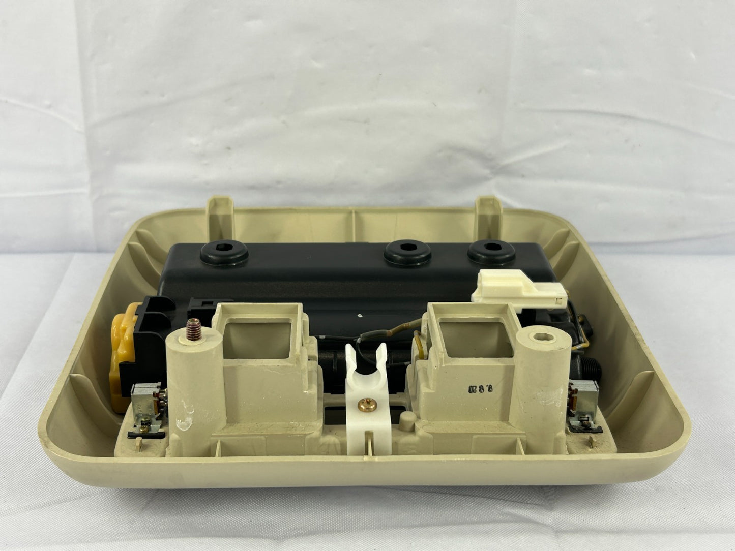 2000-2004 Subaru Outback Overhead Console Dome Map Light Beige OEM 92151AC002GF